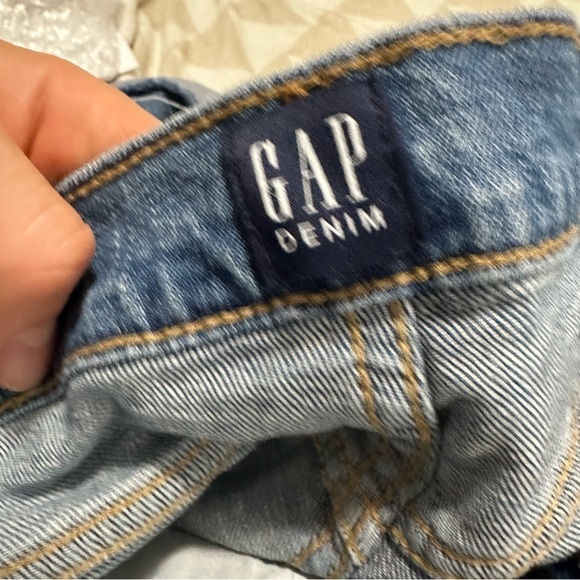 Gap 5” distressed cuffed denim shorts - Picture 3 of 4